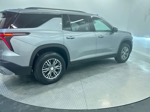 Used 2025 Chevrolet Traverse LT image 9