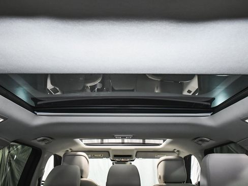 Used 2025 Land Rover Discovery S image 77