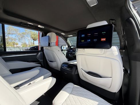 Used 2025 Cadillac Escalade V w/ LPO, ONYX Package image 34