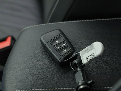 Used 2022 Volkswagen Tiguan SE image 41