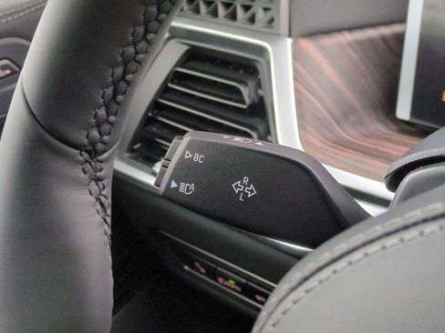 Used 2026 BMW X7 xDrive40i w/ M Sport Package image 27