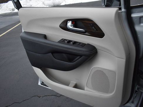 Used 2024 Chrysler Pacifica Limited image 24