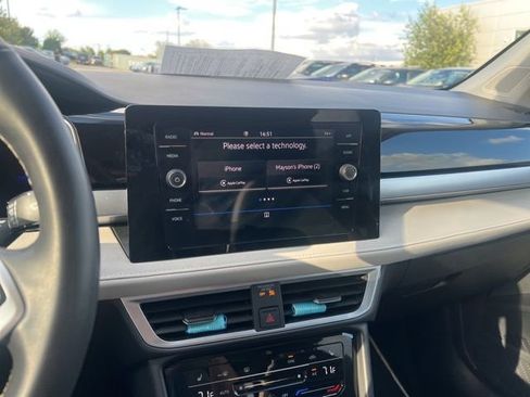 Used 2025 Volkswagen Taos SE image 13