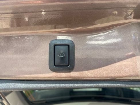 Used 2019 Toyota Highlander Limited AWD/4WD image 9