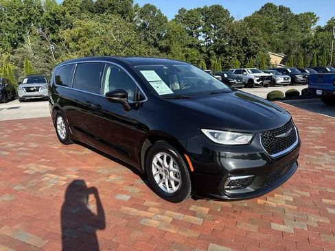 Used 2023 Chrysler Pacifica Touring-L FWD image 38