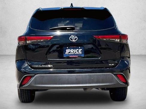 Used 2020 Toyota Highlander XLE FWD image 4