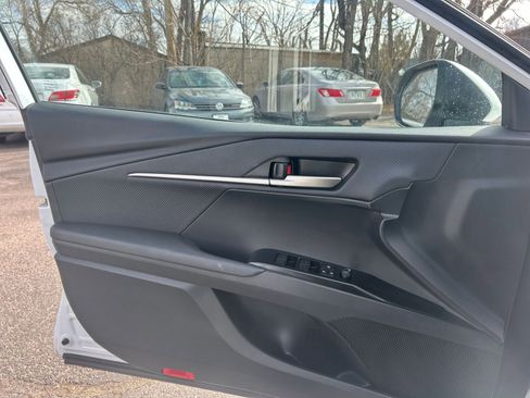 Used 2025 Toyota Camry SE image 18