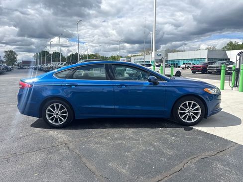 Used 2017 Ford Fusion SE w/ Fusion SE Technology Package FWD image 6