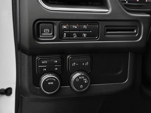 Used 2023 Chevrolet Suburban Z71 w/ Luxury Package AWD/4WD image 13