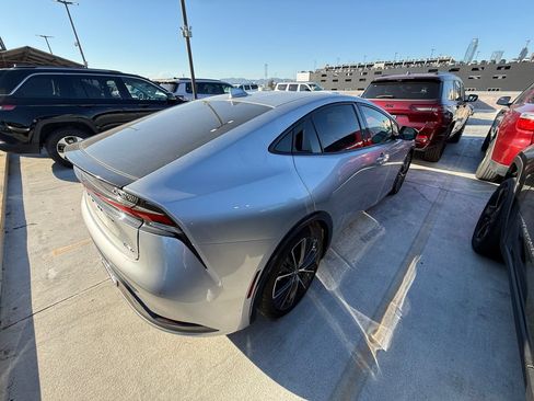 Used 2025 Toyota Prius XLE FWD image 2