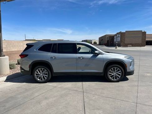 Used 2025 Buick Enclave Preferred image 3