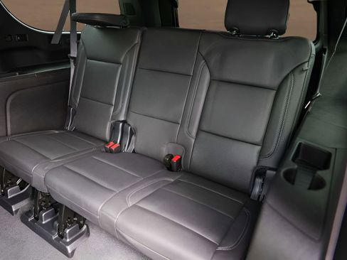 Used 2023 Chevrolet Suburban Z71 w/ Luxury Package AWD/4WD image 27