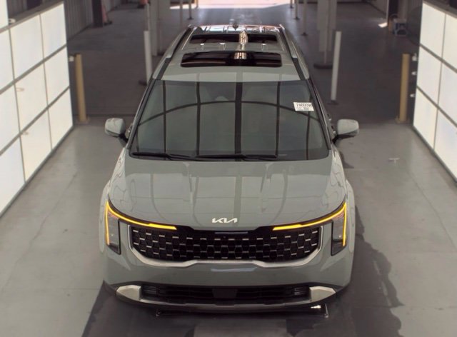 Used 2025 Kia Carnival SX FWD image 2