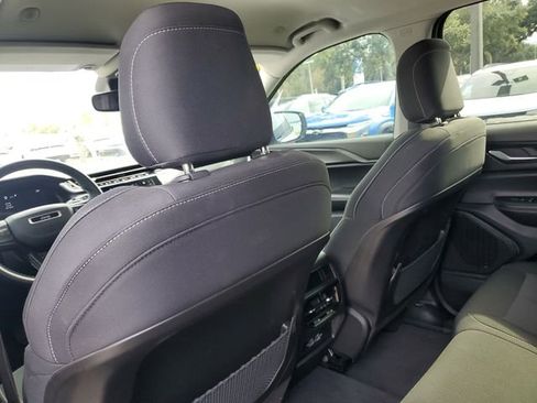 Used 2023 Jeep Grand Cherokee Laredo image 11