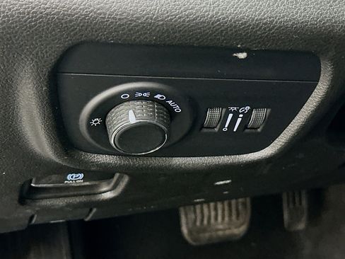 Used 2023 Jeep Grand Cherokee Laredo image 17