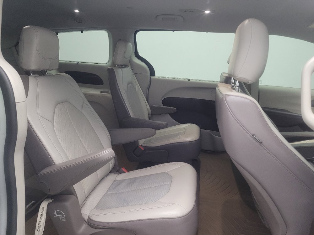 Used 2019 Chrysler Pacifica Touring-L FWD image 19
