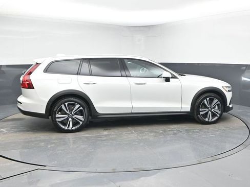 Used 2025 Volvo V60 B5 Cross Country Plus image 8