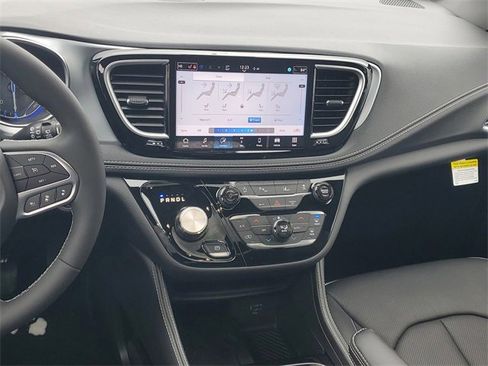 New 2026 Chrysler Pacifica Limited w/ Trailer Tow Group image 16