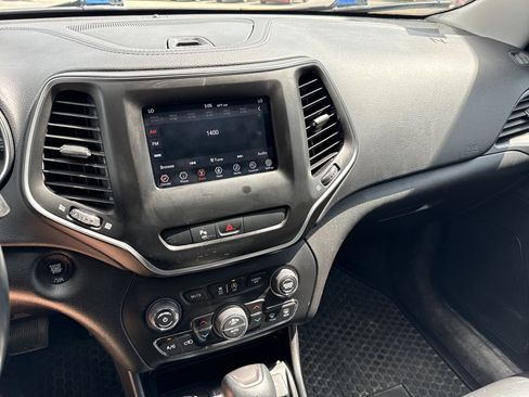 Used 2019 Jeep Cherokee Latitude Plus w/ Comfort/Convenience Group AWD/4WD image 22