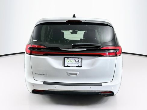 Used 2024 Chrysler Pacifica Touring-L FWD image 7