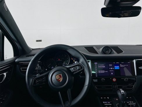 New 2026 Porsche Macan Base image 25