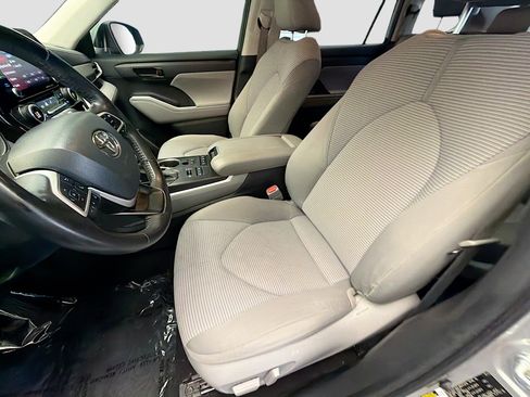 Used 2022 Toyota Highlander LE AWD/4WD image 11