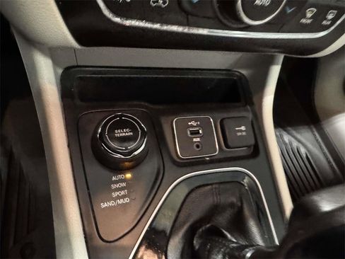 Used 2021 Jeep Cherokee Limited w/ Mopar Interior Package image 26