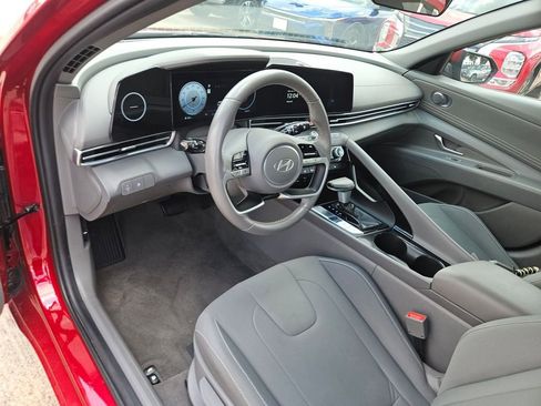 Used 2025 Hyundai Elantra SEL FWD image 13