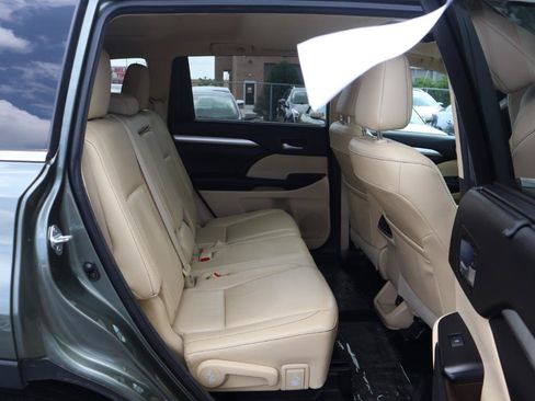 Used 2016 Toyota Highlander XLE AWD/4WD image 12
