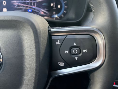 Used 2025 Volvo XC40 B5 Plus image 42