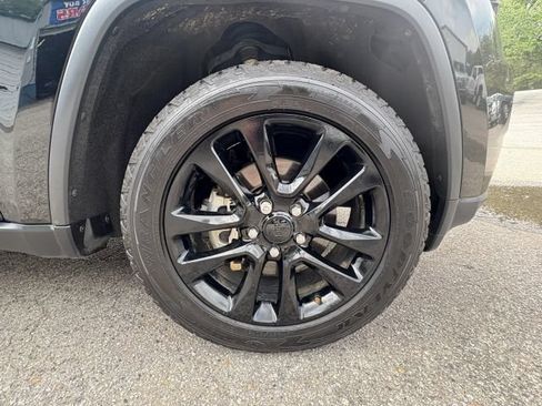 Used 2018 Jeep Grand Cherokee Laredo AWD/4WD image 12