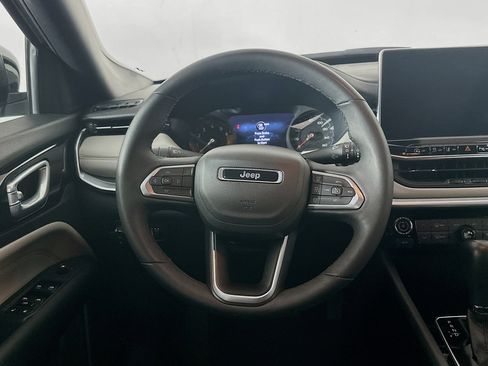 Used 2025 Jeep Compass Limited image 18