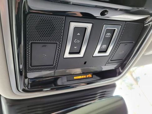 Used 2025 Land Rover Range Rover Velar Dynamic SE image 38