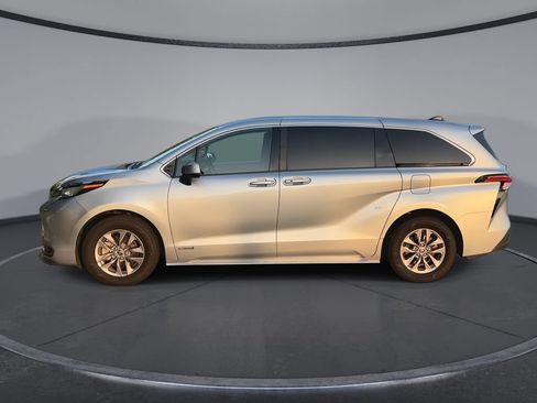 Used 2021 Toyota Sienna LE FWD image 5