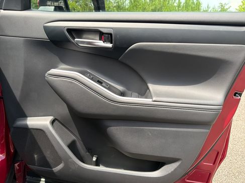Used 2025 Toyota Highlander XLE FWD image 39