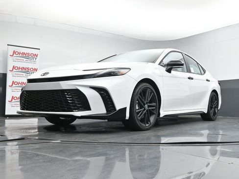 New 2026 Toyota Camry Hybrid FWD image 31