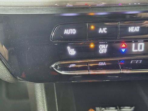 Used 2022 Chevrolet Bolt EUV LT w/ Comfort Package FWD image 19