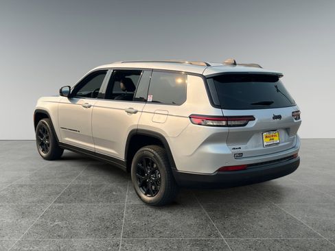 New 2025 Jeep Grand Cherokee L Laredo image 3