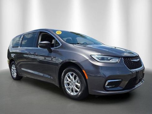 Used 2023 Chrysler Pacifica Touring-L FWD image 7
