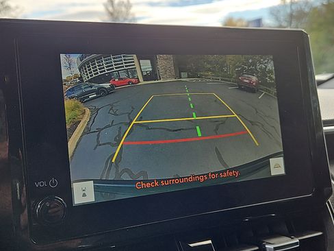 Used 2023 Toyota Corolla Cross XLE image 9