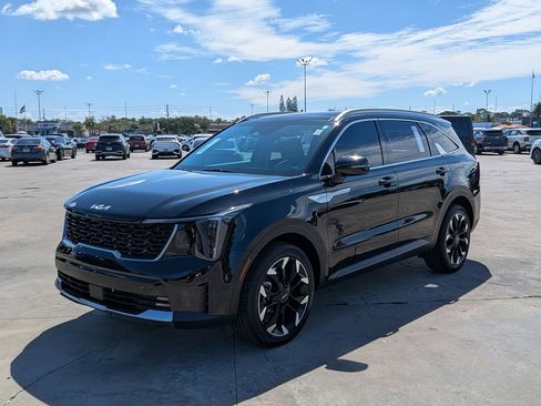 Certified 2025 Kia Sorento EX w/ Panoramic Sunroof Package FWD image 4