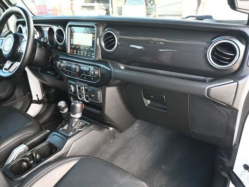 Used 2022 Jeep Wrangler Unlimited Sahara AWD/4WD image 15