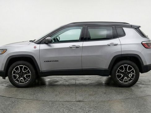 Used 2025 Jeep Compass Trailhawk image 5