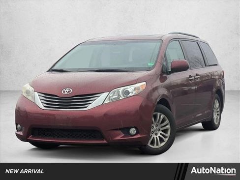 Used 2016 Toyota Sienna XLE image 1
