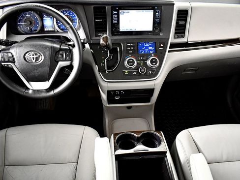 Used 2015 Toyota Sienna XLE image 19