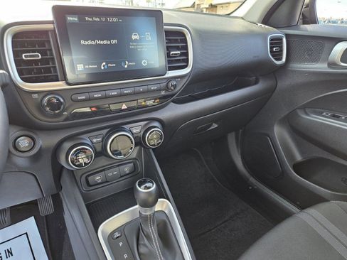 Used 2025 Hyundai Venue SEL image 21