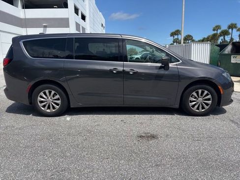 Used 2017 Chrysler Pacifica Touring w/ Tire & Wheel Group image 2