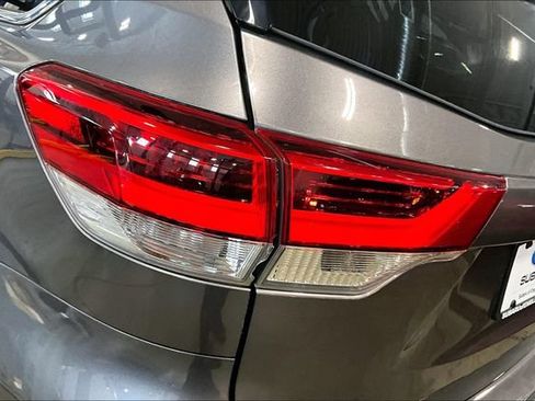 Used 2019 Toyota Highlander LE AWD/4WD image 29