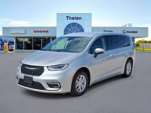Used 2023 Chrysler Pacifica Touring-L FWD image 2