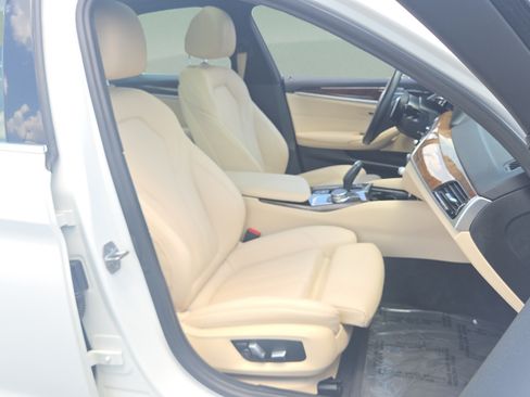 Used 2020 BMW 530i w/ Convenience Package RWD image 17